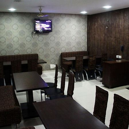 Vista Rooms At Bapu Gandhi Nagar Indore Exterior photo