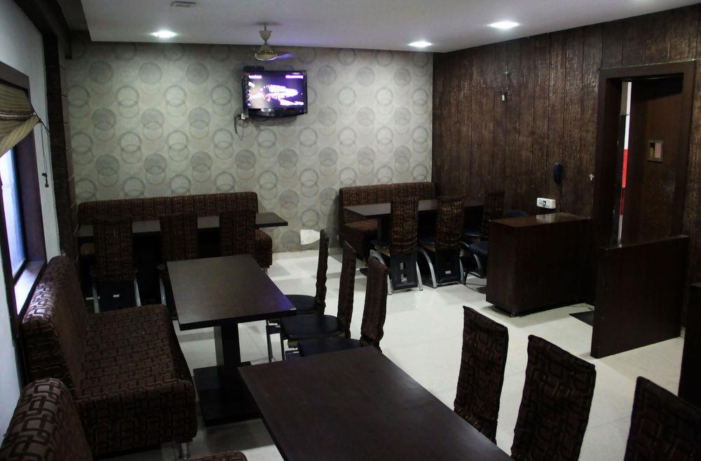 Vista Rooms At Bapu Gandhi Nagar Indore Exterior photo